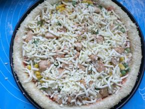 最后把所有的马苏里拉芝士碎全部撒上，送入预热好的烤箱以上下火200度烘烤18分钟即可。