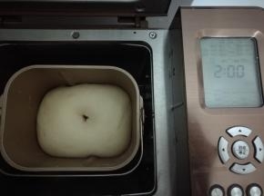 面团发到两倍大，用手指粘面粉戳个洞，不回缩不塌陷发酵完成。