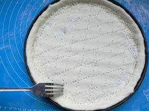 用叉子叉些小孔，防止烤制时鼓起，放进预热好的烤箱烤制8分钟。