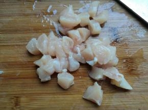 鸡肉切成丁。