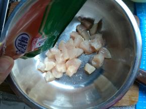 放进盆里，加入奥尔良腌肉料，搅拌均匀，腌制10分钟（可以提前腌制）。