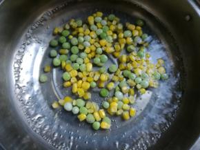 甜玉米粒和青豆过水焯熟。