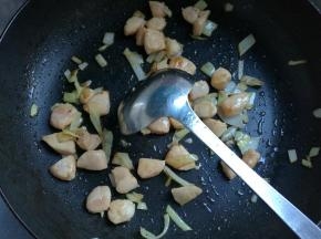 炒锅烧热，下适量洋葱粒，加入腌制好的鸡丁，翻炒至8分熟。