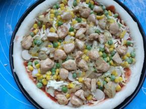 放上炒好的鸡肉。