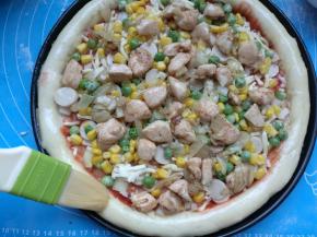 饼坯周围刷上蛋液。