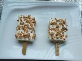 做了两种。这种是用酸奶淋在蛋糕上，撒上花生碎，也很好吃。全部做好后，放进冰箱冷藏1小时更好吃哦！