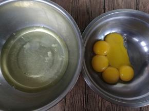 鸡蛋分离在两个无油无水的盆里。