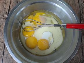 蛋黄内加入牛奶，玉米油，糖10克（方子内），混合搅拌均匀，充分乳化。