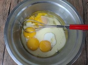 蛋黄内加入牛奶，玉米油，糖10克（方子内），混合搅拌均匀，充分乳化。