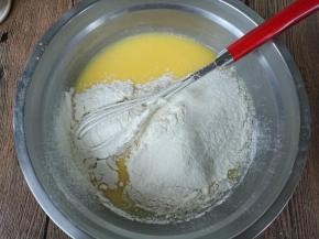 筛入低筋粉，切拌均匀，注意不要划圈，以免面糊起筋。
