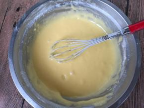 搅拌好的蛋糊，可能会有点小疙瘩，没关系的，蛋白打好后，小疙瘩也就充分混合了。