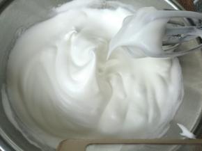 糖分三次加入蛋白中，用打蛋器打致湿性发泡，拉起打蛋器呈大弯勾状。