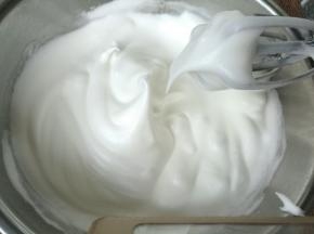 糖分三次加入蛋白中，用打蛋器打致湿性发泡，拉起打蛋器呈大弯勾状。