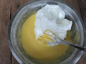 取三分之一蛋白到蛋黄盆内。