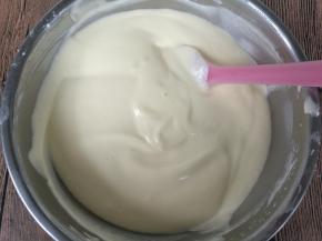 倒回蛋白盆内，再次以翻拌或切拌手法混合均匀。