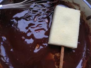 巧克力倒入盘内，小火隔水加热至融化，切好的蛋糕小块，插上冰糕棍，在巧克力溶液里打个滚，让蛋糕沾满巧克力。撒上彩针，装饰一下就好了。