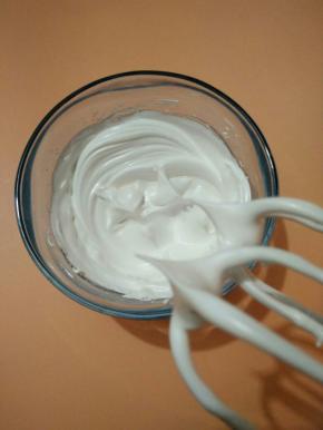 1、将蛋清放到无油无水的盆里，加入柠檬汁，分三次加入白砂糖打发至干性发泡。