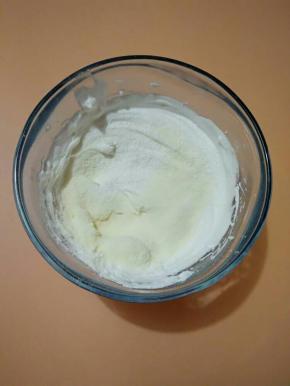 2、加入过筛的玉米淀粉和奶粉，用切拌的手法拌匀。