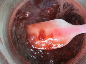 小火慢熬，大概一小时左右，草莓酱浓稠状态，能够挂住刮刀，就好了。