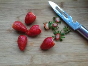 草莓洗净控干水分，去蔕。