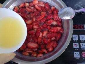 腌制好的草莓快，坐火上，大火煮开，倒入柠檬汁。