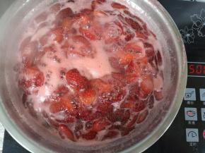 开锅后改小火慢煮，期间会有泡沫，可以用勺子捞出来。