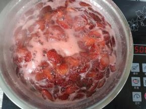 开锅后改小火慢煮，期间会有泡沫，可以用勺子捞出来。