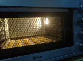 送入预热好的烤箱，以上下火175度烘烤20分钟至金黄色即可（时间温度仅供参考）