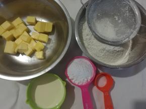 准备材料。烤箱提前预热上下火175度10分钟。