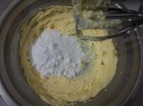室温软化好的黄油加入盐、糖粉隔温水打发。