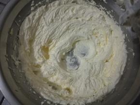 打发至颜色发白，黄油蓬松。