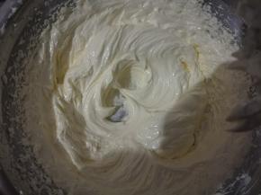 打发至羽毛状，三次打发完成状态。