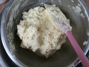 压拌翻拌均匀。不要搅拌，会起筋，不酥。预热烤箱175度10分钟。