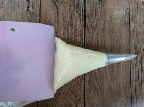 装入裱花袋中，用刮板擀压至花嘴处。