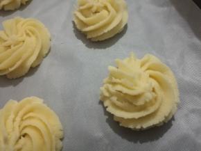 垂直挤入烤盘。