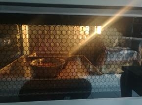 送入预热好的烤箱，上下火175度烘烤22分钟即可。