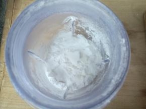 细砂糖用料理机打成糖粉。