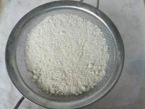 粉类混合均匀过筛。