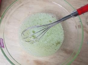蛋白用手抽打出泡沫，不用打发。