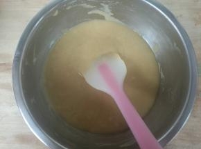 加入粉类搅拌均匀。