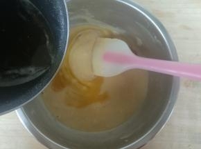 慢慢倒入晾凉的黄油。（注意黄油底部会有黑渣，小心不要倒进面糊，丢弃就好）