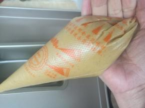 装入裱花袋。（后来发现像我用的这种模具直接倒进去也可以）