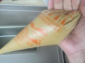 装入裱花袋。（后来发现像我用的这种模具直接倒进去也可以）