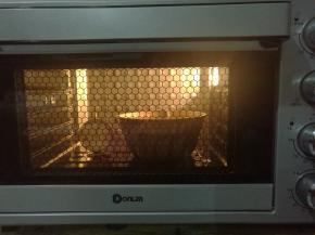 放入烤箱，以上下火170度烘烤40分钟即可。