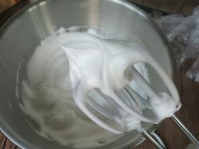 、鸡蛋分离蛋清蛋黄。蛋清内加入柠檬汁，糖分三次加入，打发至干性发泡，拉起打蛋器呈直立的尖角。