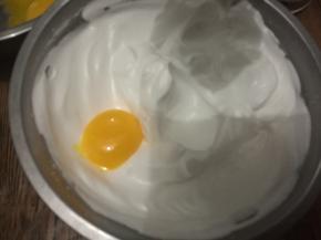 蛋黄分次加入打发好的蛋白内，没加入一个蛋黄搅打均匀再加入下一个。