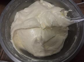 筛入低筋粉，翻拌均匀。