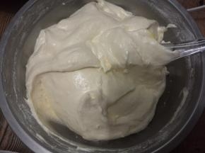 筛入低筋粉，翻拌均匀。