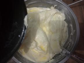 顺刮刀加入黄油牛奶混合液，翻拌均匀。