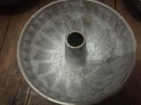 咕咕霍夫模具用刷子刷上融化的黄油（方子外），再均匀的撒上低筋面粉。